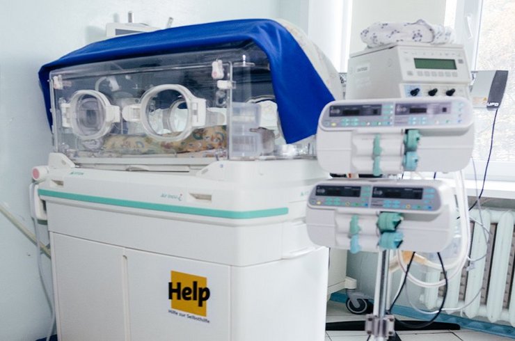 Help hat ein Inkubationsgerät für das Kinderkrankenhaus in Cherson bereitgestellt